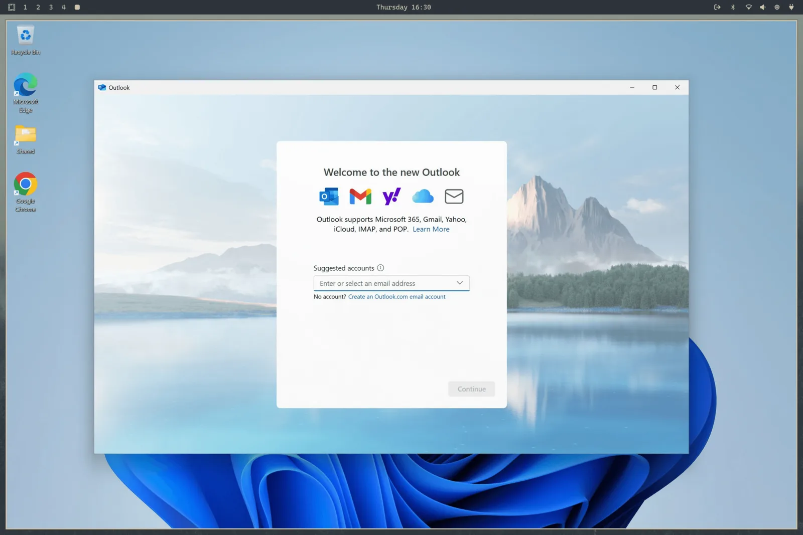 Windows 11 s Outlookom vo vnútri Omarchy, s viditeľnou lištou plochy Omarchy nad ním
